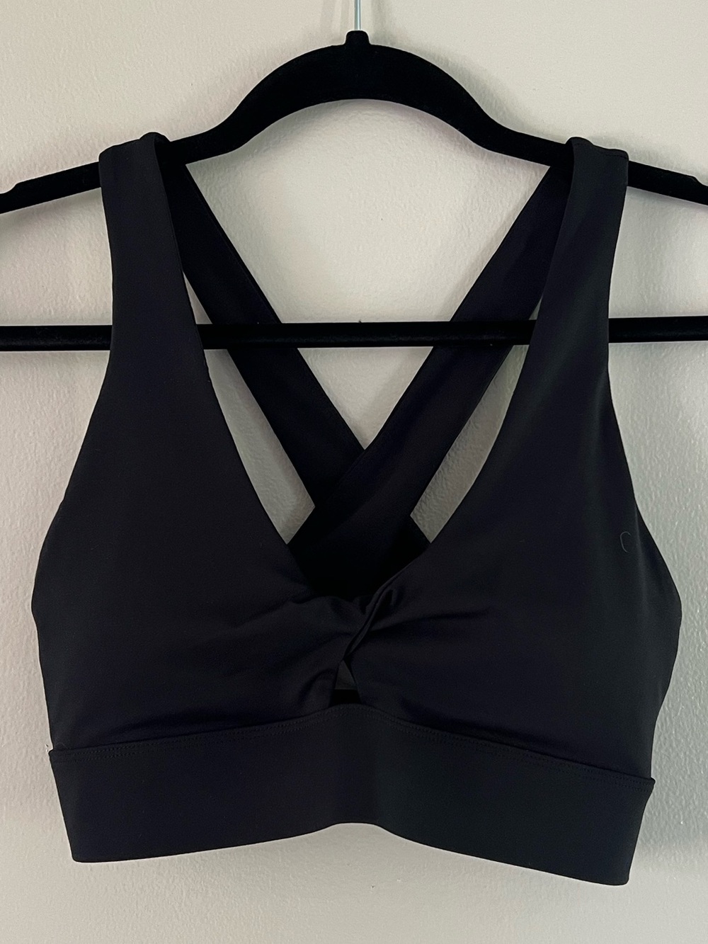 Fabletics Oasis Strappy Twist Sports Bra Athleisure for Gym, Running or Workouts